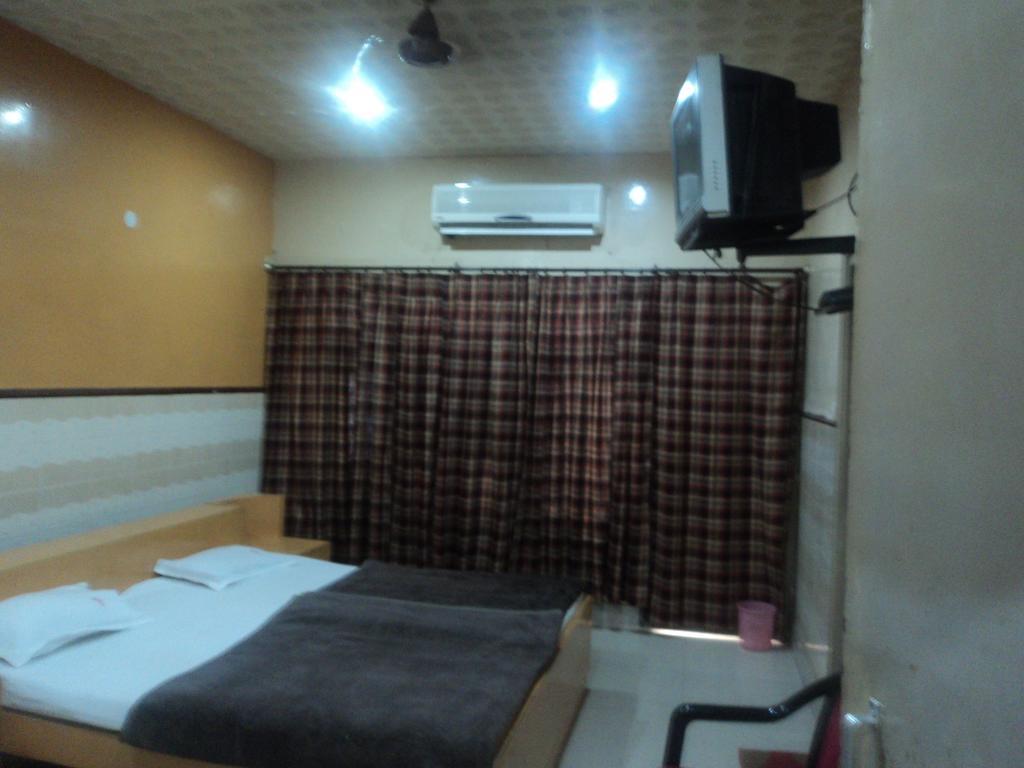 Hotel Jyoti Benares Kamer foto
